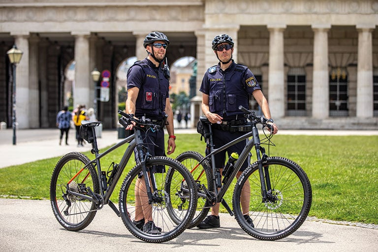 Innenminister Karner will auf 350 Fahrradpolizisten in ganz Österreich aufstocken